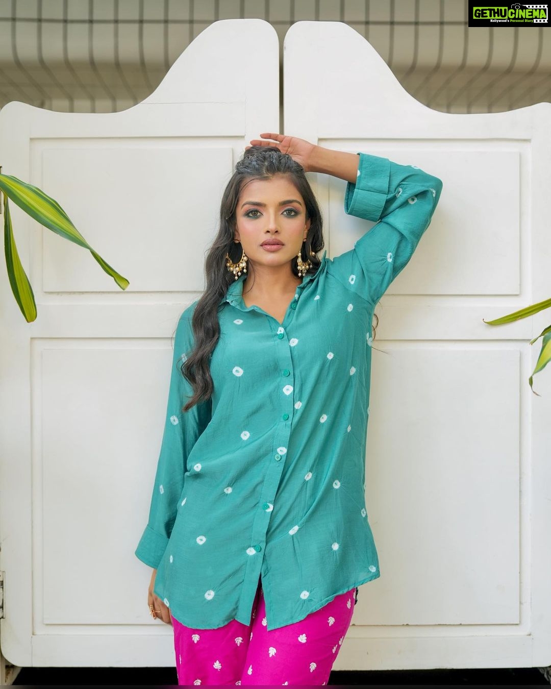 Ashna Zaveri Instagram - Summer coord fits Coord set - @gulabo_jaipur PR @aaayeshamehta Jewellery @azotiique MUA @kajolrpaswwan @allurebysouleha @hairandmakeupbyshweta Location @donnadelibombay Click @vedantpandyaofficial #summervibes #coordset #fashion #chill Donna Deli