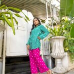 Ashna Zaveri Instagram - Summer coord fits Coord set - @gulabo_jaipur PR @aaayeshamehta Jewellery @azotiique MUA @kajolrpaswwan @allurebysouleha @hairandmakeupbyshweta Location @donnadelibombay Click @vedantpandyaofficial #summervibes #coordset #fashion #chill Donna Deli