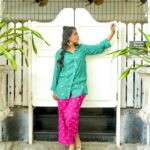 Ashna Zaveri Instagram - Summer coord fits Coord set - @gulabo_jaipur PR @aaayeshamehta Jewellery @azotiique MUA @kajolrpaswwan @allurebysouleha @hairandmakeupbyshweta Location @donnadelibombay Click @vedantpandyaofficial #summervibes #coordset #fashion #chill Donna Deli