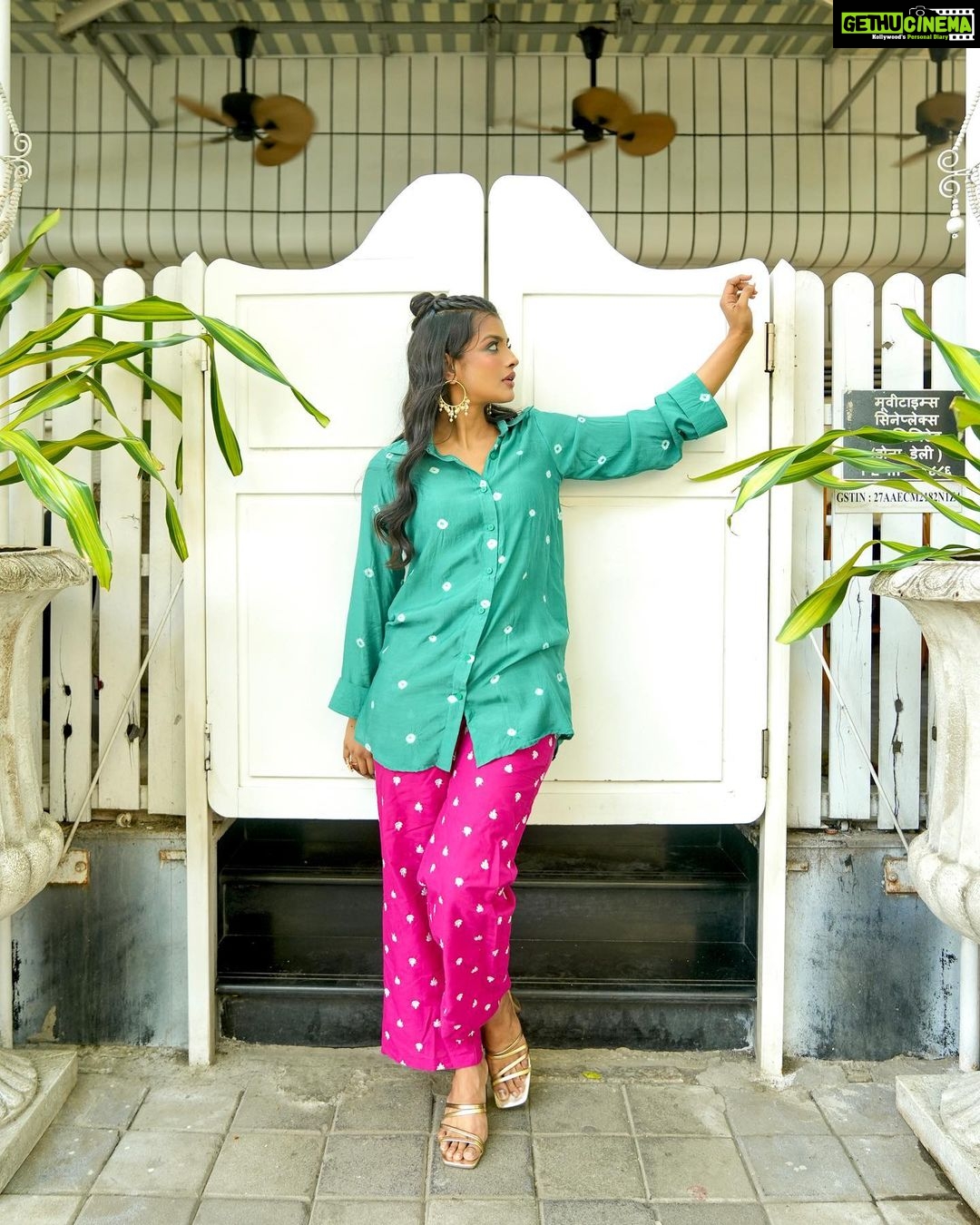 Ashna Zaveri Instagram - Summer coord fits Coord set - @gulabo_jaipur PR @aaayeshamehta Jewellery @azotiique MUA @kajolrpaswwan @allurebysouleha @hairandmakeupbyshweta Location @donnadelibombay Click @vedantpandyaofficial #summervibes #coordset #fashion #chill Donna Deli