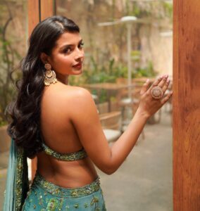 Ashna Zaveri Instagram - Iniya Tamil Puthaandu Nal Vaalthukkal. 🙏♥️✨
#happytamilnewyear 😘

Outfit @kalkifashion 
Jewellery @araveshjewels 
MUA @kajolrpaswwan and team
Hair @santosh__sanghvi 
📸 @vedantpandyaofficial @theplugmedia.in 
Location @one8.commune