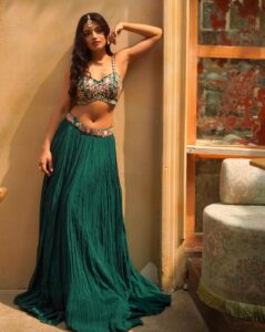 Ashna Zaveri Instagram - The course of true love never did run smooth.♥️

Outift @kalkifashion
MUA @kajolrpaswwan and team 
Hair @santosh__sanghvi
jewellery
@araveshjewels
- @vedantpandyaofficial @urjazatakiya
@theplugmedia.in
Location @one8.commune
#fashion #ethnic #indian #desivibes