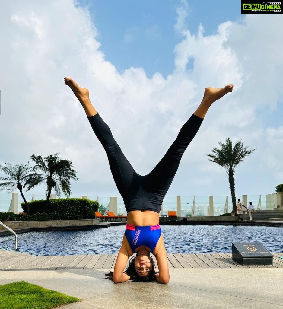 Ashna Zaveri Instagram - Life is a balance of holding on and letting go 💫 Location @theoberoimumbai Leggings @lululemon #yoga #peace #zen #goodvibes Oberoi Trident