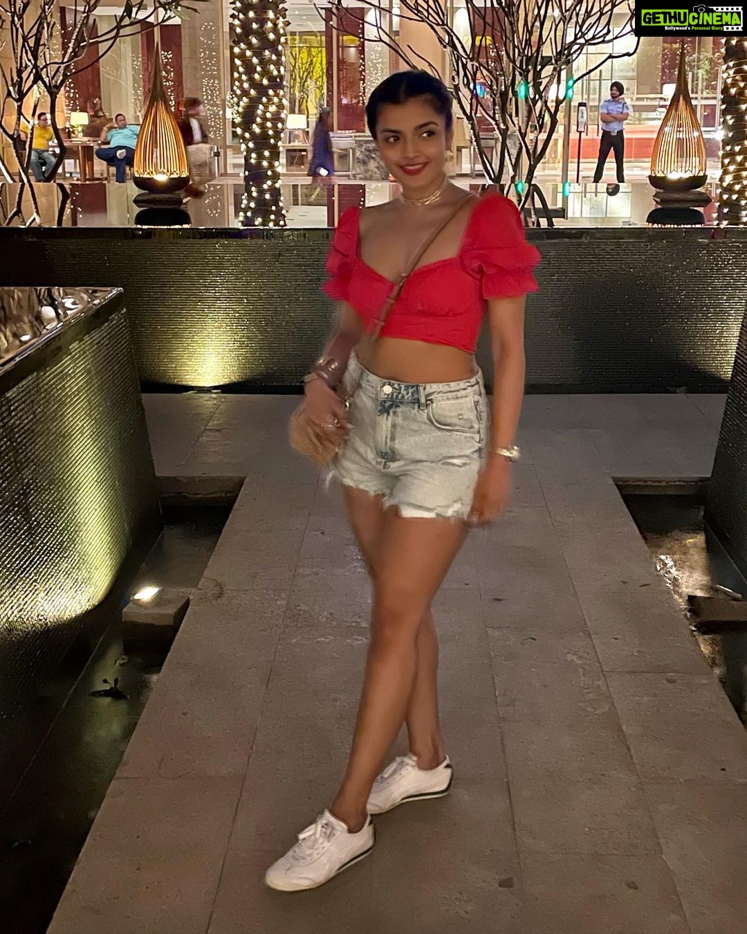 Ashna Zaveri Instagram - Not caring what other people think is the best choice you will ever make. 🤷🏻♀️