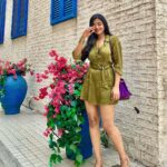 Ashna Zaveri Instagram - Chin up princess , or the crown slips 💛