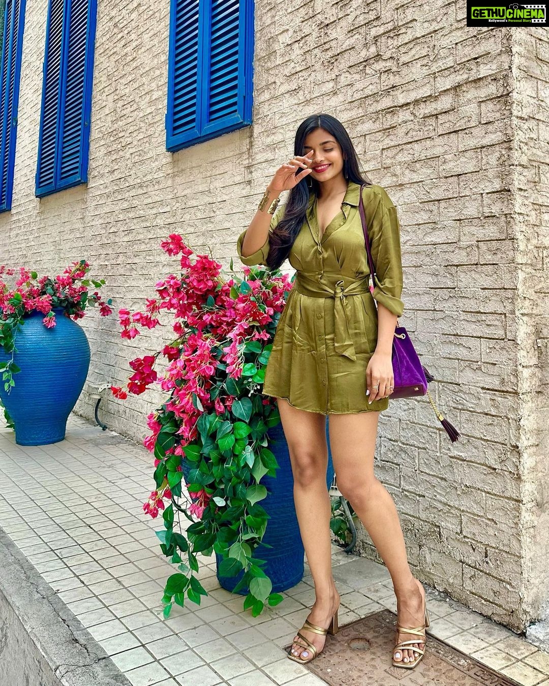 Ashna Zaveri Instagram - Chin up princess , or the crown slips 💛