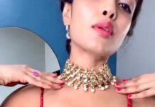 Ashna Zaveri Instagram - POV - Getting ready for my bffs wedding🥰😍 Thank you @es.you.are.be.aych.eye @thesource_buyorborrow for helping me put this look together ♥️ Outift/ jewellery @thesource_buyorborrow Hair @makeupbypam_pinky Make up - 🙋‍♀️ #wedding #indianwear #bridesmaids #fashion #indianfashion #lehenga