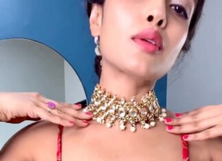 Ashna Zaveri Instagram - POV - Getting ready for my bffs wedding🥰😍 Thank you @es.you.are.be.aych.eye @thesource_buyorborrow for helping me put this look together ♥️ Outift/ jewellery @thesource_buyorborrow Hair @makeupbypam_pinky Make up - 🙋‍♀️ #wedding #indianwear #bridesmaids #fashion #indianfashion #lehenga