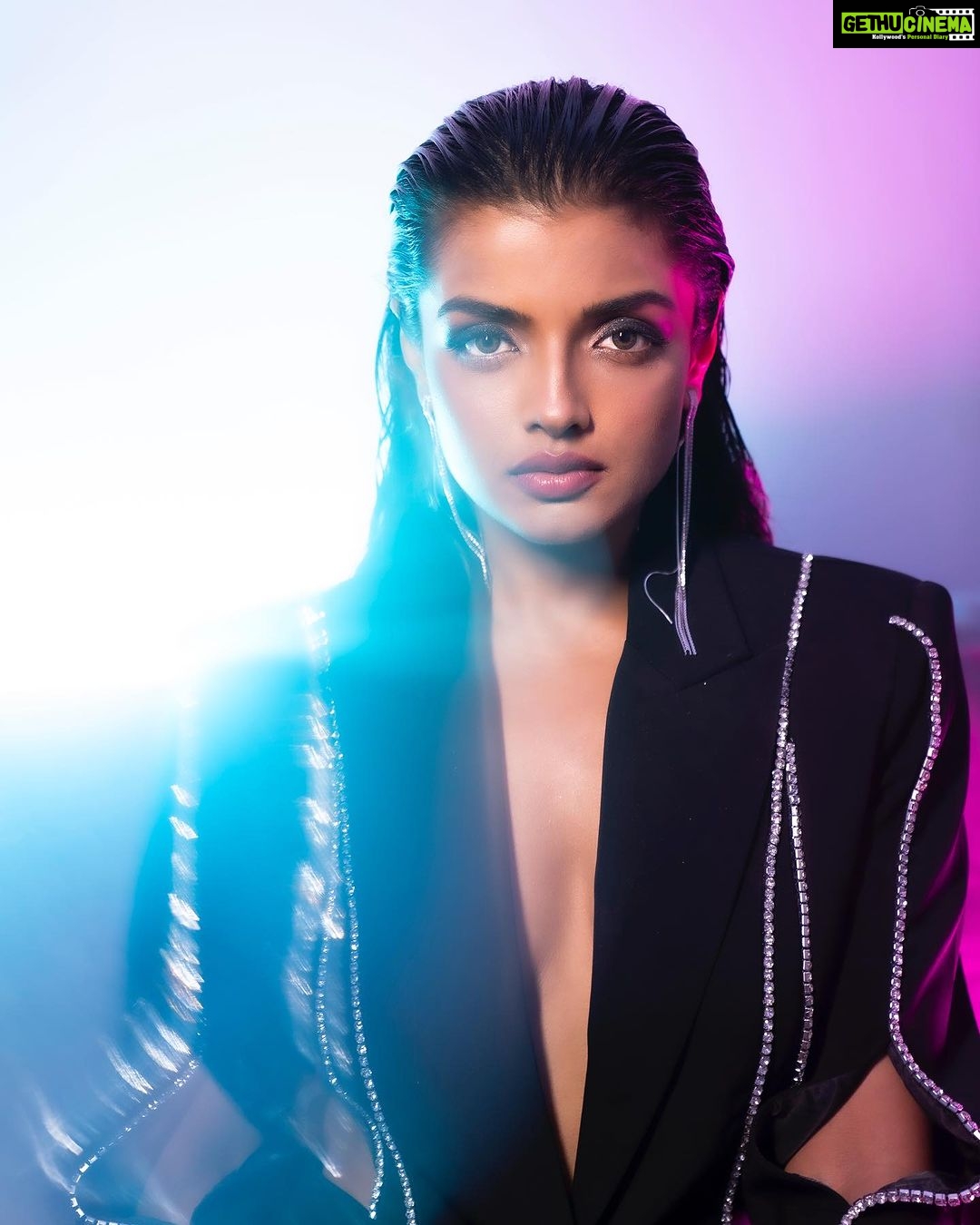Ashna Zaveri Instagram - Purple haze Outfit @thesource_buyorborrow MUA @kajolrpaswwan @kajolrpaswwanmakeupacademy @foreveryoungby_niyatinishar Location @itstheartisthouse Click @vedantpandyaofficial @honey_dedhia @urjazatakiya