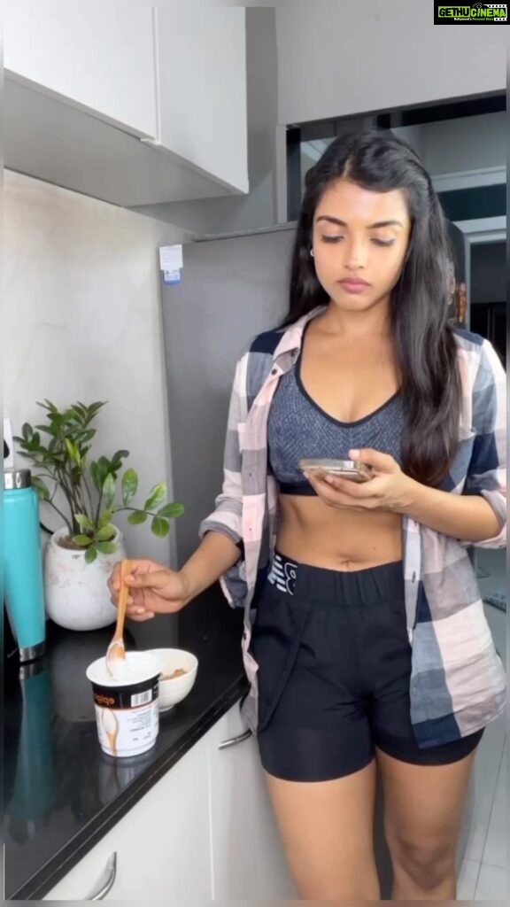 Ashna Zaveri Instagram - How much information is too much information ? It’s important to be well informed about your health and diet but from the right people. No need to follow all the fad diets(unless ofcourse it’s a medical condition) , I’m a vegan not because it sounds fancy but more so because my body can’t handle milk products well, however I do enjoy my occasional servings of yogurt and ghee as it suits me . Hence more important is to make a conscious and a mindful decision. #inspo @growingannanas #eatright #eatsmart #wellness #health #fitness #cleaneating