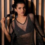 Ashna Zaveri Instagram - All about the vibe 💫 Outfit @thesource_buyorborrow MUA @kajolrpaswwan @kajolrpaswwanmakeupacademy @foreveryoungby_niyatinishar Click @vedantpandyaofficial 📍 @itstheartisthouse #fun #fashion