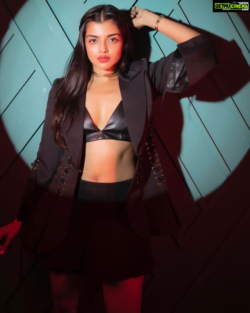 Ashna Zaveri Instagram - Would you believe in what you believe in if you were the only one who believed it? 📸 @vedantpandyaofficial @theplugmedia.in Blazer @shaberryofficial