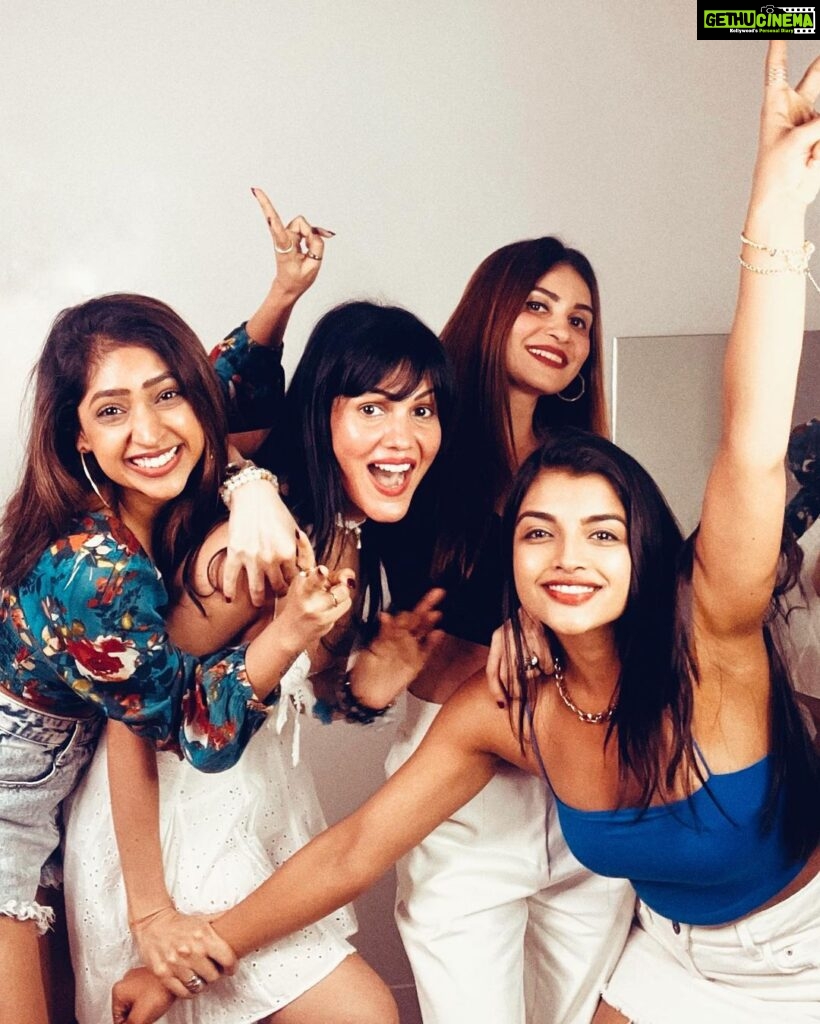 Ashna Zaveri Instagram - Cute but psycho 😝🥰 Fun times with my pretty ladies 👯‍♀️ #girlsnight #therapy #bff