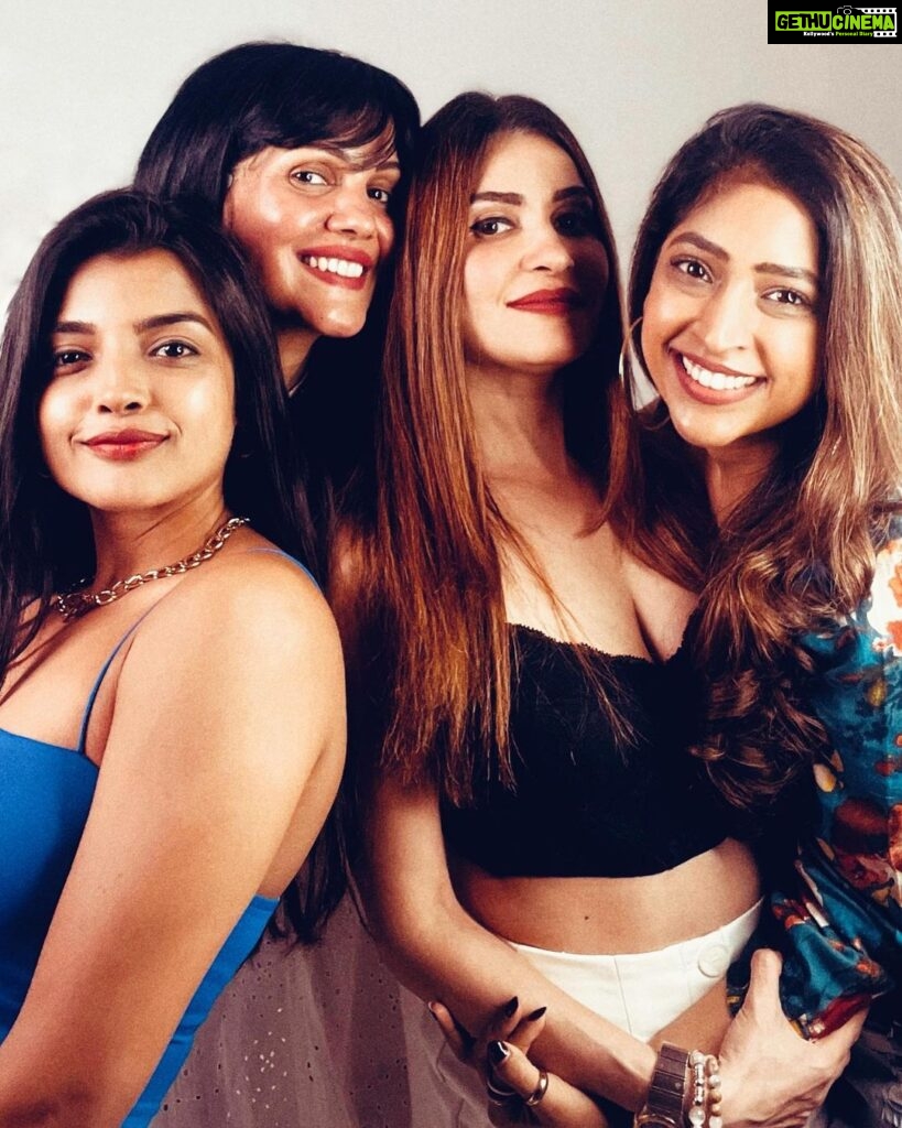 Ashna Zaveri Instagram - Cute but psycho 😝🥰 Fun times with my pretty ladies 👯‍♀️ #girlsnight #therapy #bff