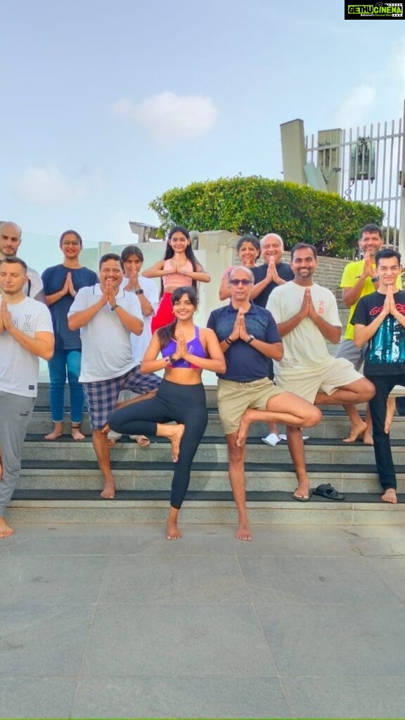 Ashna Zaveri Instagram - Indeed a #happyinternationalyogaday - thank you @theoberoimumbai for helping us host this beautiful yoga class today , @anirudh_gupta1 and I guided them through a gentle yoga flow.🧘‍♀️☀️ Somethings that you do that truly stir your soul , this hands down has been one.💙 “You can’t rush your healing , Dark place has its teachings.” @trevorhallmusic 🎵 Yoga mat @kosha_yoga_co Leggings @lululemon @tridentnarimanpoint #yoga #gratitude #peace #souljourney Oberoi Hotel