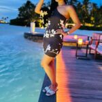 Ashna Zaveri Instagram – GRWM for a summer soirée , Maldivian style 🥰

Outfit @houseofvarada @viralmantra 
Sandals @zara 
Location @wmaldives 

#beachlife #summerdress #fashion W Maldives