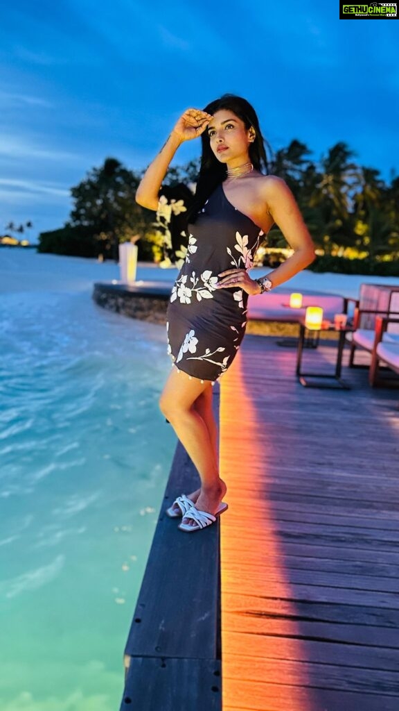 Ashna Zaveri Instagram - GRWM for a summer soirée , Maldivian style 🥰 Outfit @houseofvarada @viralmantra Sandals @zara Location @wmaldives #beachlife #summerdress #fashion W Maldives
