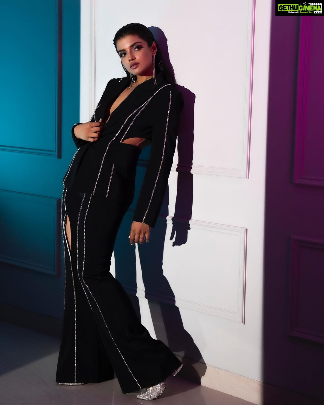 Ashna Zaveri Instagram - Welcome to my dark side ππ€ Outfit and boots @thesource_buyorborrow MUA @kajolrpaswwan @kajolrpaswwanmakeupacademy @foreveryoungby_niyatinishar Click @vedantpandyaofficial @honey_dedhia @urjazatakiya π @itstheartisthouse #fashion #chic #editorial