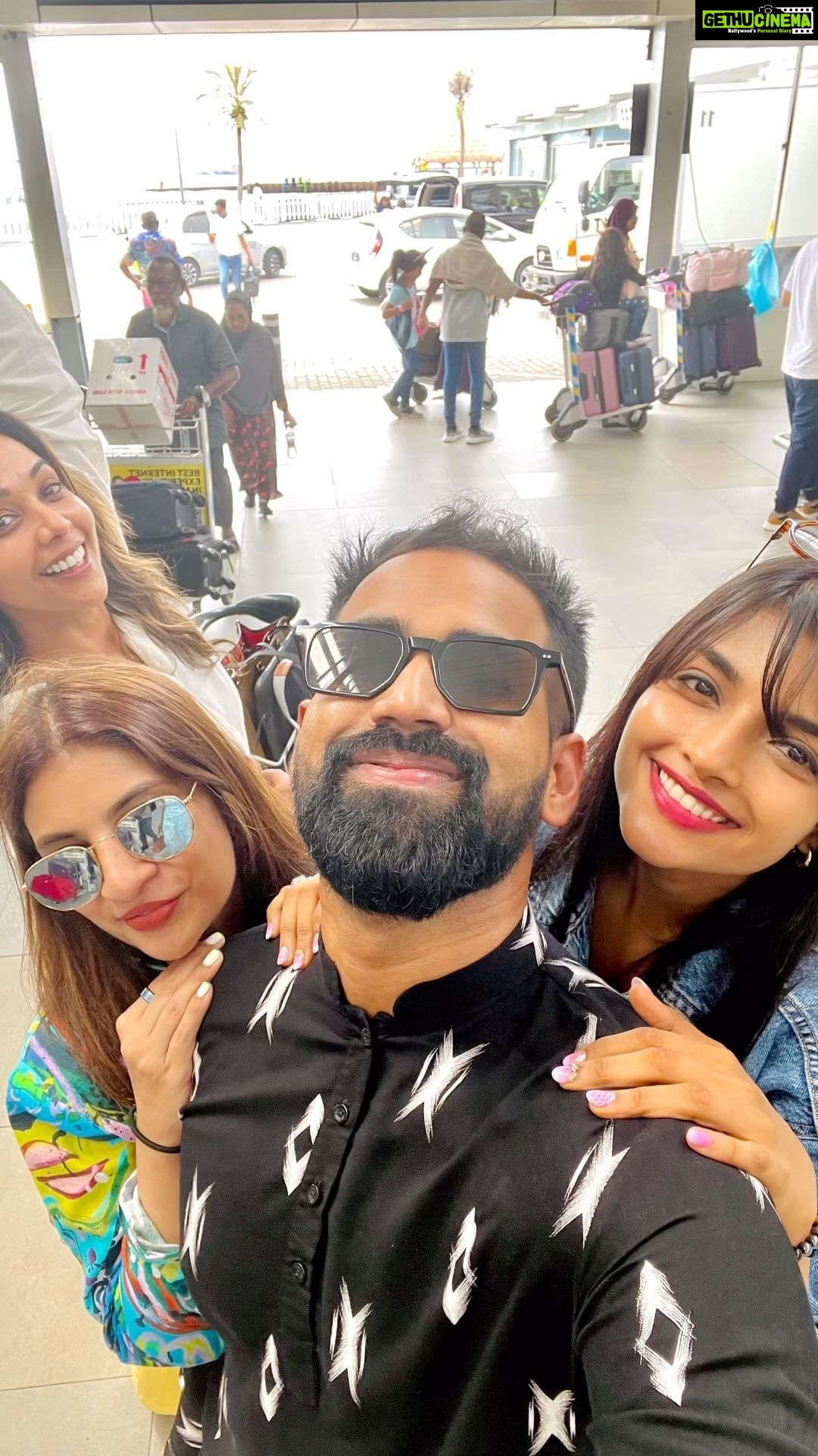 Ashna Zaveri Instagram - #tbt to this place and these people ❤️😍 Travel made easy with @kayak_in 💼 #ad