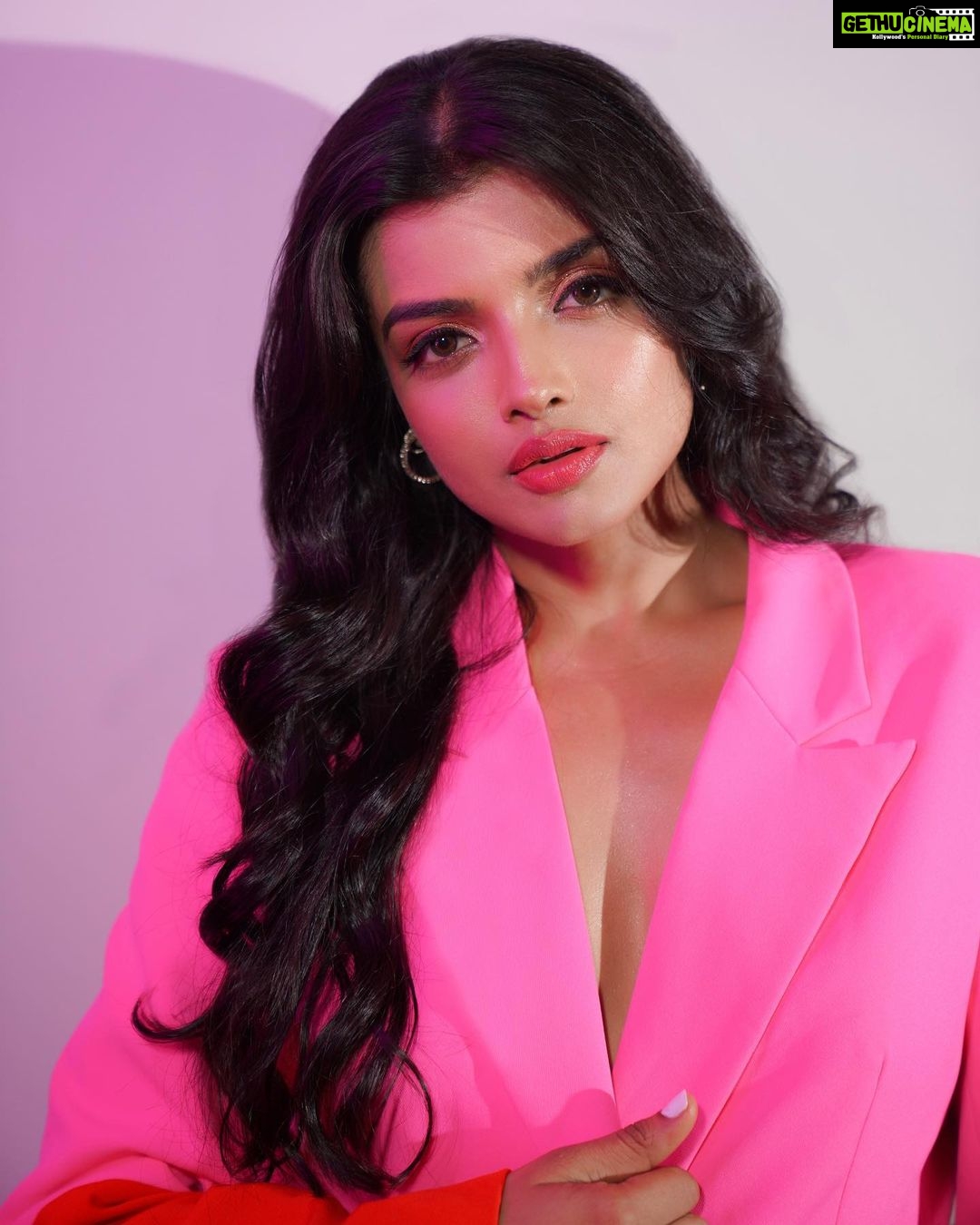 Ashna Zaveri Instagram - Life is tough, my darling, but so are you. π Outfit @thesource_buyorborrow MUA @kajolrpaswwan @kajolrpaswwanmakeupacademy Click @vedantpandyaofficial @honey_dedhia @urjazatakiya π @itstheartisthouse #fashion #chic #fyp