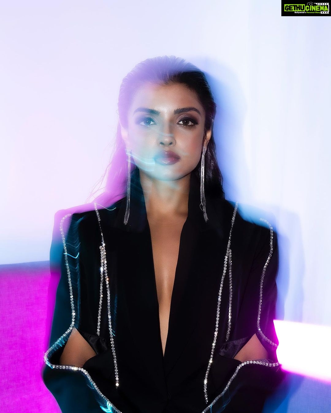 Ashna Zaveri Instagram - Purple haze Outfit @thesource_buyorborrow MUA @kajolrpaswwan @kajolrpaswwanmakeupacademy @foreveryoungby_niyatinishar Location @itstheartisthouse Click @vedantpandyaofficial @honey_dedhia @urjazatakiya