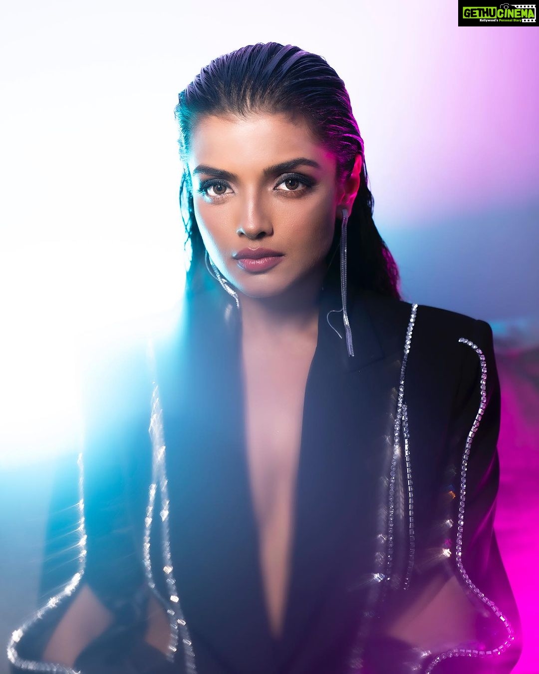 Ashna Zaveri Instagram - Purple haze Outfit @thesource_buyorborrow MUA @kajolrpaswwan @kajolrpaswwanmakeupacademy @foreveryoungby_niyatinishar Location @itstheartisthouse Click @vedantpandyaofficial @honey_dedhia @urjazatakiya