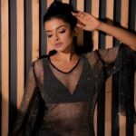 Ashna Zaveri Instagram - All about the vibe 💫 Outfit @thesource_buyorborrow MUA @kajolrpaswwan @kajolrpaswwanmakeupacademy @foreveryoungby_niyatinishar Click @vedantpandyaofficial 📍 @itstheartisthouse #fun #fashion
