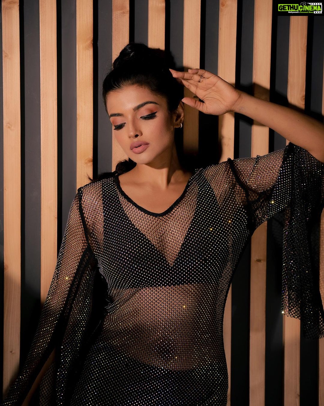 Ashna Zaveri Instagram - All about the vibe 💫 Outfit @thesource_buyorborrow MUA @kajolrpaswwan @kajolrpaswwanmakeupacademy @foreveryoungby_niyatinishar Click @vedantpandyaofficial 📍 @itstheartisthouse #fun #fashion