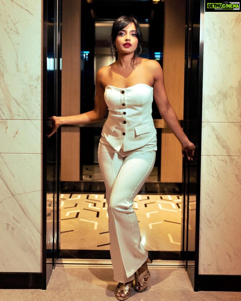 Ashna Zaveri Instagram - Gratitude, goals, growing and glowing.💫🌻 Outfit @brownsugar.in PR @aaayeshamehta Click @honey_dedhia Location @fairfieldbymarriottmumbai MUA @kajolrpaswwan @kajolrpaswwanmakeupacademy