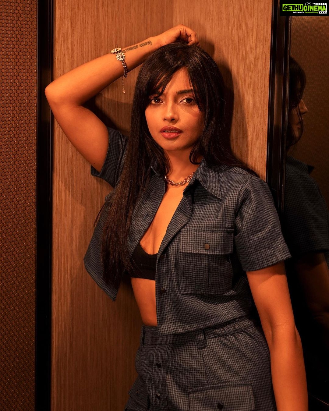 Ashna Zaveri Instagram - Elevator diaries 💙 Outfit @brownsugar.in PR @aaayeshamehta MUA @kajolrpaswwan @kajolrpaswwanmakeupacademy Click @honey_dedhia Location @fairfieldbymarriottmumbai #capture #moments #style #chic
