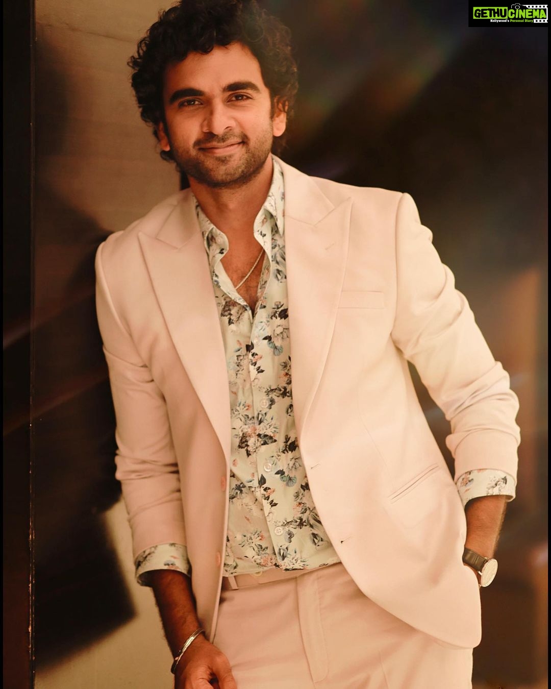 Ashok Selvan Instagram - Thank you for the birthday wishes. Your love is driving me further and further ! For all the love I am receiving for #NithamOruVaanam and all the other films which released this year , the best way to give back is to surprise you and entertain you with some more amazing films next year ❤️wait for it ! Much love, Yours, Ashok Selvan 📸 - @bhoopalm_official 🕴🏻- @his_studio @nikhitaniranjan @mythrayeegopalnaykar