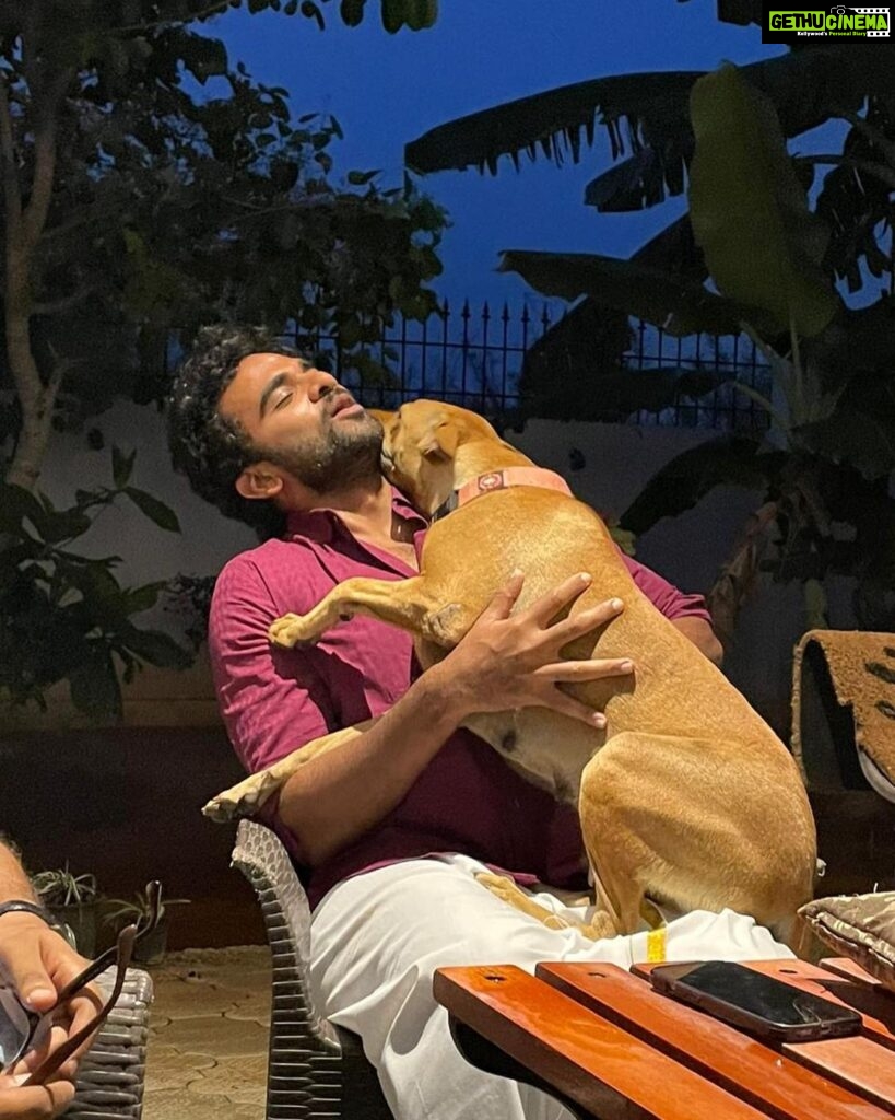 Ashok Selvan Instagram - A moment of absolute love. Blessed are those who have pets at home. 🐕 இனிய தமிழ் புத்தாண்டு நல்வாழ்த்துக்கள்! 💥 Ellavarkum hridayam niranja vishu ashamsakal! 💥 #Gold #Kombai