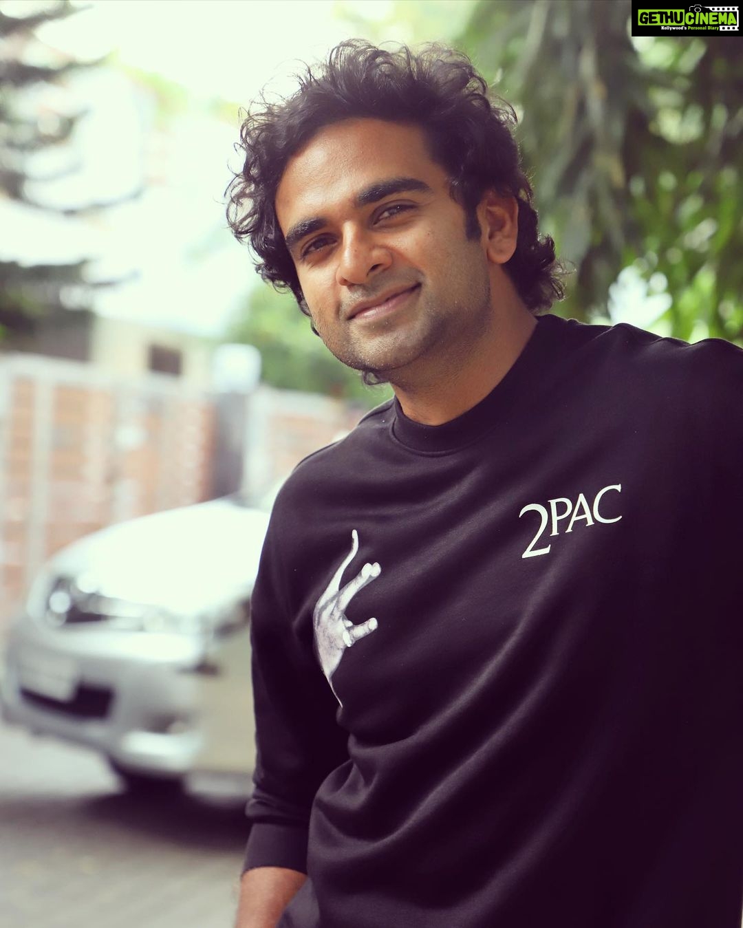 Ashok Selvan Instagram - Really excited that I’m Meeting you guys next week in theatres! ❤️ for a glimpse into our film, check out the video song #PaathiNeePaathiNaan link in bio. And trailer coming out today evening 🔥 #NithamOruVaanam #Aakasam releasing this November 4th 📸 - @naveenversion2