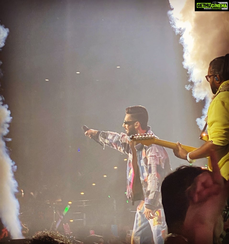 Ashok Selvan Instagram - From watching them perform in college Culturals “light music” on stage to watching them give a performance like last night was crazy, heartwarming and inspiring. What an experience.. The concert was a BLAST! 🔥 Super proud of you @anirudhofficial and @vinhariharan ! 🤗 you guys are madddd. #onceuponatime #malaysia