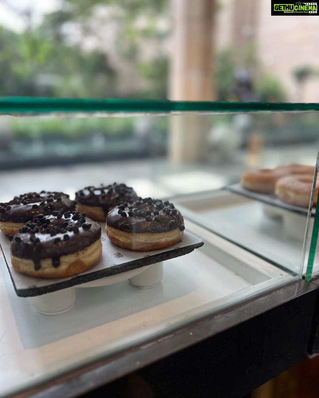 Ashrita Shetty Instagram - Ah, Sunday..! 🍩🧁☕️📖💗