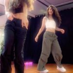 Ashrita Shetty Instagram - WHAT IT ISSSSSS !! When you have 5 minutes to empty the studio but you want to do a quicky trend . Fastest Trend learnt !! . .🪄- @abbisonfranklin . #reels #reelsinstagram #reetitfeelit #trendingreels #dance