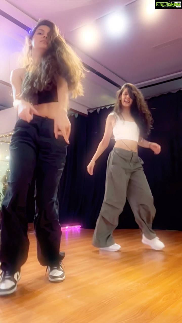 Ashrita Shetty Instagram - WHAT IT ISSSSSS !! When you have 5 minutes to empty the studio but you want to do a quicky trend . Fastest Trend learnt !! . .🪄- @abbisonfranklin . #reels #reelsinstagram #reetitfeelit #trendingreels #dance