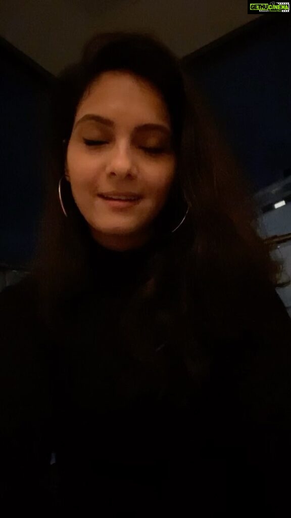 Ashwathy Warrier Instagram - When I decide to break into a song one fine night, like living in a musical 😂 Guess it’s the the side effects of living in London for too long 💖 #musical #love #music #singing #night #london #life #songs #ashwathywarrier #ashwathyravikumar #flymetothemoon
