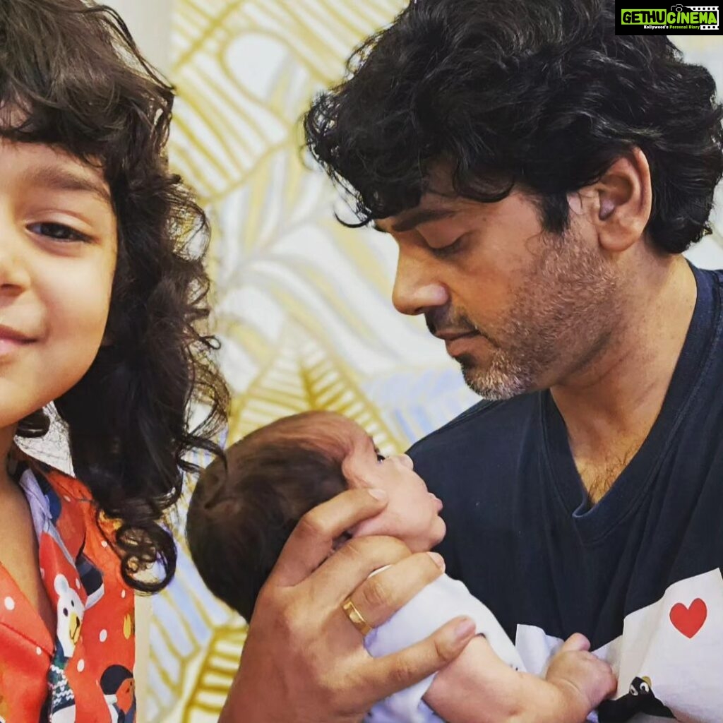 Ashwin Kakumanu Instagram - Thank you all for your wishes. I had a good birthday, spending it with my family, and that's more than I can ask for. It's rare that a father and child can share the same birthday, and I'm forever grateful to share it with my little girl. I love that I now look forward to my birthdays with unicorns, peppa pigs, sealife, and whatever else she's fascinated with. It made me smile when I dropped her off at school and the teacher asked her if it's her birthday; she corrected her saying 'no its my birthday AND my daddy's birthday'. Thanks to @manavalanandco for making these two pieces of my ❤ art #birthdayboy #birthdaygirl #fathersanddaughters #peasinapod #crabs