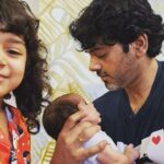 Ashwin Kakumanu Instagram - Thank you all for your wishes. I had a good birthday, spending it with my family, and that's more than I can ask for. It's rare that a father and child can share the same birthday, and I'm forever grateful to share it with my little girl. I love that I now look forward to my birthdays with unicorns, peppa pigs, sealife, and whatever else she's fascinated with. It made me smile when I dropped her off at school and the teacher asked her if it's her birthday; she corrected her saying 'no its my birthday AND my daddy's birthday'. Thanks to @manavalanandco for making these two pieces of my ❤️ art #birthdayboy #birthdaygirl #fathersanddaughters #peasinapod #crabs