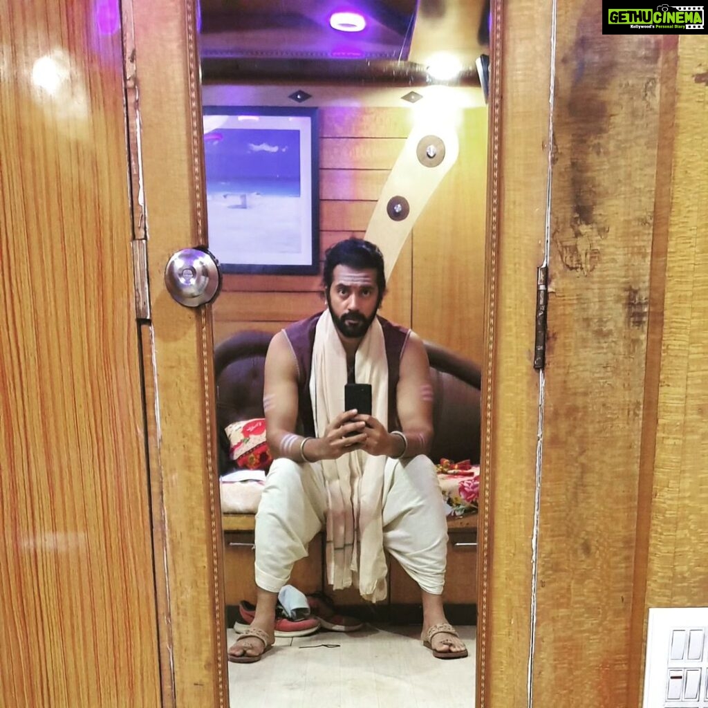 Ashwin Kakumanu Instagram - Hope you guys enjoy #ponniyinselvan2 in theaters! Here are a couple of selfies I managed to take in costume early on. Thank you to Mani sir, @madrastalkies @lyca_productions, the technicians, co actors, and the team for a one of a kind experience. It was fantastic working with so many people I looked up to over the years, as well as the young talent in front and behind the screen and be part of film history. Most importantly, thank you to the fans for being so warm and loving. I enjoyed seeing the memes and comments for the last couple of years, saying, "I read the book, I know what happens to you." Well, now the movie is out, and whether or not I am the twist in the end, I'm happy you guys accepted me as #sendhanamudhan, the flower seller, ardent siva bhakthan, and true love of poonguzhali I hope you will keep me in your imagination when you read the books again for yourselves and future generations. That would be the greatest gift. Thank you so much. Love, Ashwin #ponniyinselvan #kalki sir #epic #journey #worthy #outsider #actorslife #ashwinkakumanu #ponniyinselvan2