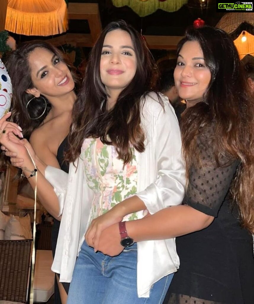 Asmita Sood Instagram - Walking into 34 like… 👑 Thank u all for ur wishes!! I read each and every one of them!! And thank u all who made it on my birthday to make it even more special!! Love Love Love ♥♥♥ #neverlookback #birthday2022 #friendslikefamily #thenightthatwas #latepost #blurmemories #life Mumbai, Maharashtra