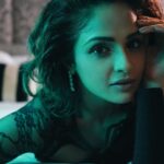 Asmita Sood Instagram - A little lost. A lot found. . . . 📸 : @narenballarphotography 💄: @harshpawar_makeupacademy18 👱‍♀️: @hairstorybyreshma 👗: @harshad.fshn 🏢 : @sofitelmumbaibkc #testshoot #play #naturallight #ootd #asmitten Sofitel Mumbai BKC