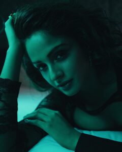 Asmita Sood Instagram - A little lost. A lot found. . . . 📸 : @narenballarphotography 💄: @harshpawar_makeupacademy18 👱‍♀️: @hairstorybyreshma 👗: @harshad.fshn 🏢 : @sofitelmumbaibkc #testshoot #play #naturallight #ootd #asmitten Sofitel Mumbai BKC
