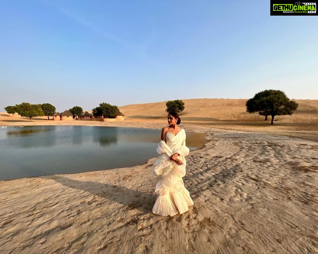 Asmita Sood Instagram - 🏜🥀🤍 #shootdiaries #rajasthan Khimsar, Rajasthan, India
