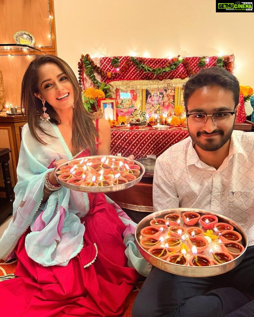 Asmita Sood Instagram - Love, light and prosperity..💫 From mine to yours … 💕 #happydiwali #festivaloflights #diwalivibes #famjam #home #latepost Shimla