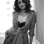 Asmita Sood Instagram - 🖤 . . . 📸 : @narenballarphotography 💄: @harshpawar_makeupacademy18 👱‍♀️: @hairstorybyreshma 👗: @harshad.fshn 🏢 : @sofitelmumbaibkc #testshoot #lights #play #asmitten Sofitel Mumbai BKC