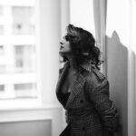 Asmita Sood Instagram - Satellite heart.. 🖤🤍 . . . . 📸 : @narenballarphotography 💄: @harshpawar_makeupacademy18 👱‍♀️: @hairstorybyreshma 👗: @harshad.fshn 🏢 : @sofitelmumbaibkc #testshoot #lights #play #asmitten #vintagevibes #blackandwhite