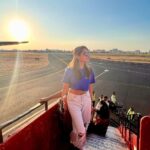 Asmita Sood Instagram – Soaring in sunsets 🌅 #flights #sunsets #goldenhour #justme #traveldiaries