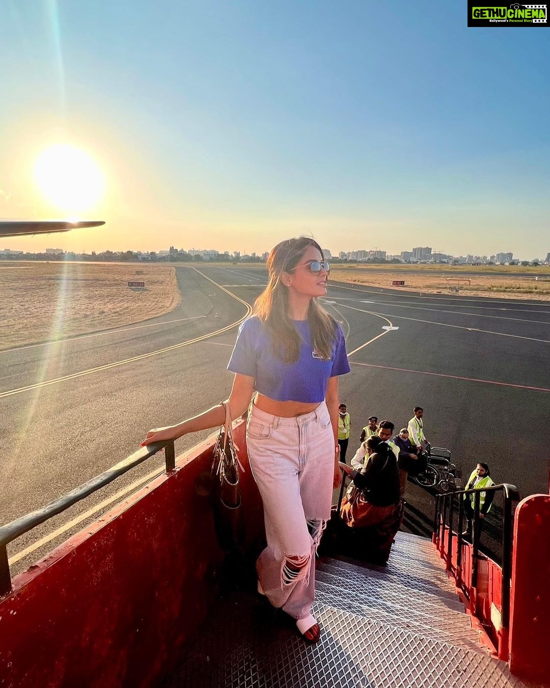 Asmita Sood Instagram - Soaring in sunsets 🌅 #flights #sunsets #goldenhour #justme #traveldiaries